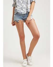 Już myślimy o słońcu :) Zwłaszcza kiedy szorty jeansowe RALPH LAUREN kosztują 167,60 zł.

fb/insta @wisebears.pl