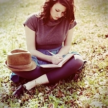 Od dziecka uwielbiałam wymyślać przeróżne historie i zapisywać je na kartce, tworząc opowiadania. Tak też zostało mi do dziś- piszę głównie "do szuflady", ale kto wie....