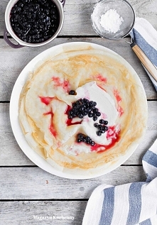 Naleśniki kokosowe z śmietaną i jagodami, przepis po kliknięciu w zdjęcie.
