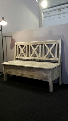 drewniana ławka sosnowa wykończona czarnym woskiem