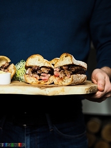 Kanapka ze stekiem, przepis po kliknięciu w zdjęcie.