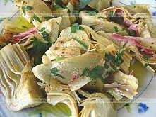 Sałatka z karczochów z sosem czosnkowym