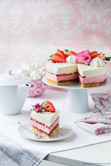 Torcik truskawkowo różany.