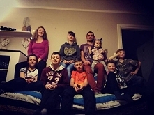 Rodzina:
Mówią, że z rodziną wygląda się dobrze tylko na zdjęciach. U mnie chyba jest na odwrót.. haha :P 
Nie mam żadnego normalnego zdjęcia z moją rodziną. To zdjęcie chyba op...