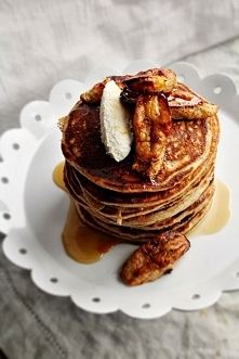 Pankejki z pieczonym bananem i syropem klonowym