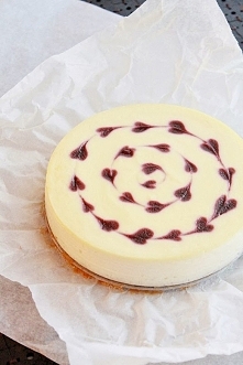 Kremowy sernik na kruchym spodzie z borówkowymi serduszkami