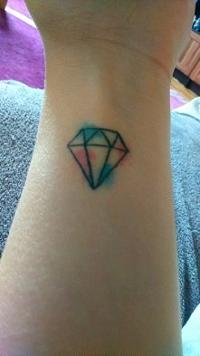 Mój tatuaż geometryczny z watercolor ;)
Diament oznacza: niezniszczalność, władza, niewinność, czystość