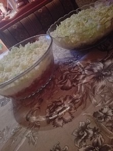 Sałatka Gyros. Pierś z kurczaka, przyprawa do gyrosa, cebula zeszklona, ketchup, ogórki konserwowe, kukurydza, majonez, kapusta pekińska.