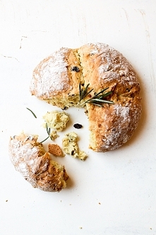 DOMOWY CHLEB Z RODZYNKAMI I...