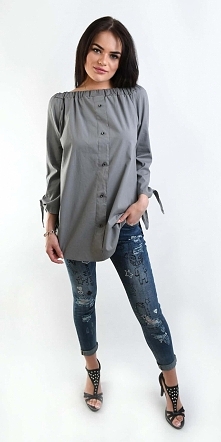 Góra - piękna i zmysłowa bluzka koszulowa z wiązaniami na rękawach i guziczkami z przodu. 
Dół - bardzo modne granatowe jeansy z przetarciami i grafikami
Buty - ponętne szpilki ...