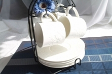 Komplet czterech filiżanek na stojaku z linii Mozaika wyróżnia się estetyką i jakością wykonania.