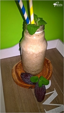 Kawowy koktajl daktylowy