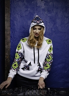 Bluza Zorza II marki Slavinia to odważna propozycja dla przebojowych kobiet. Odważ się i sięgnij po nią! Bluza wykonana z ciepłego oraz oddychającego materiału, charakteryzuje s...