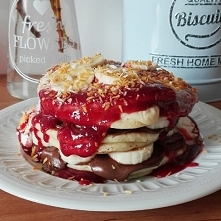Domowe pancakes z nutellą,bananem i musem z truskawek.