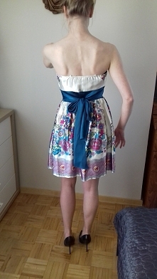 sprzedam - sukienka Bonprix w piękne kwiaty, stan idealny rozmiar 36 (ja noszę 34). 
Założona 2 razy - stan idealny.
Cena 80 zł w tym kw.