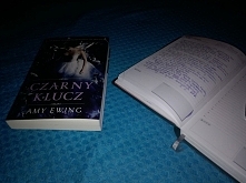 przeczytane. ciekawa seria, przyjemnie sie czyta,  czas upływa przy niej szybko. a Wy co sadzicie ?