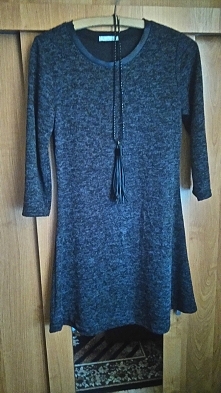 Sprzedam sukienkę założoną raz. Kupiłam ją dwa lata temu na pobliskim targowisku . nie jest zniszczona , jedynie dwa razy była wyprana . Dołączam naszyjnik a'la mały bacik ...