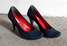 GRANATOWE SZPILKI Z CZERWONĄ PODESZWĄ !

Sprzedam śliczne szpilki polskiego producenta! 
Rozmiar 36! 
Wysokość obcasa: 9cm, wysokość platformy: 1,5cm. 
Materiał: meszek, welur.
...