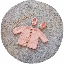 Różowy sweterek dla małej dziewczynki. Już w drodze do młodej damy. 
Bawełna i kaszmir <3