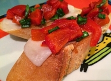 Grzanki z kozim serem i papryką