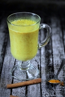 Kurkuma w kawie ? Owszem ! :) 
Kurkuma Latte

Składniki:

1 szklanka mleka (najlepiej roślinnego, ja lubię pół kokosowego ale nie z puszki i pół gryczanego, niemniej może być mi...
