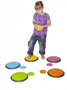 Wykonane z kauczuku krążki wystepują w parach o tej samej fakturze - mały dla dłoni, duży dla stóp - są bardzo miłe w dotyku. Gra ma na celu nie tylko odczuwanie, ale także opis...