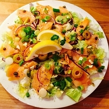 Składniki: -pół małej sałaty lodowej -pół cebuli czerwonej -1 szczypior -2 ząbki czosnku -garść oliwek -2 łyżeczki kaparów -ćwiarteczka cytryny -125g wędzonego łososia w plaster...