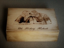 Drewniana skrzynka z portretm na urodzinowy prezent.