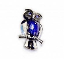 Piękna emaliowana broszka, Sowa,  galwanizowana na stare srebro, nie zawiera niklu. Igła o długości 3,5 cm.

Kolor: odlew pokryty emalią w kolorach niebieskim i białym. kryształ...