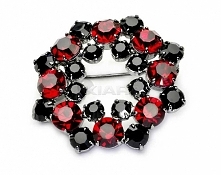 Broszka bordowo czarna z Jablonexu, ułożona i montowana ręcznie w kształcie wianka z kryształowych czeskich kamieni. Galwanizowana w procesie produkcyjnym rutenium.

Kolor: oryg...