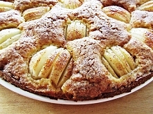 Marcepanowe ciasto z gruszkami