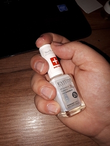 Szczerze mówiąc pierwszy raz mam takie "długie" paznokcie. Ale postanowiłam zadbać o swoje paznokcie  i tu oto jest Eveline Diamond. Polecam :D