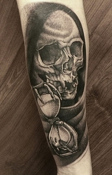 śmierć z klepsydrą tatuaż na rece