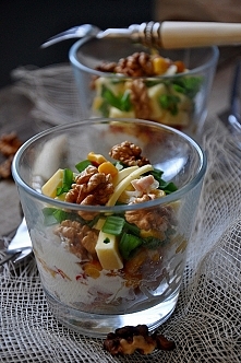 sałatka z selerem szynką i orzechami