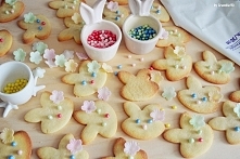 Wiosenne ciasteczka króliczki :) Podstawowe kruche ciasto waniliowe, kolorowe cukrowe perełki i kwiatuszki z dr Oetkera