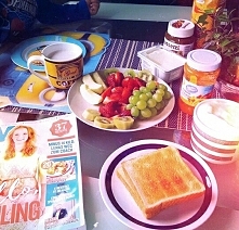 Dzień dobry kochani. I jak wam idzie moi wszyscy odchudzający się?  Mi na razie dobrze. Mam straszne zakwasy, ćwiczyłam wczoraj  ponad 3h no ale na efekty trzeba sobie zapracować. Powodzenia :-)