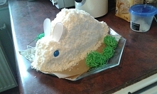 Na Wielkanoc - ciasto królik, obsypany wiórkami kokosowymi.