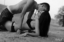 ^,^ Co uważacie o publicznym okazywaniu uczuć?