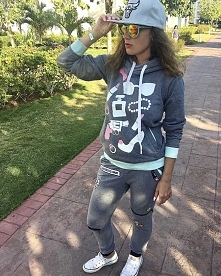 I just can’t stop being awesome! 

Świetnie grafitowo- miętowe spodnie z przyjemniej mięciutkiej dzianiny. Nadruk na tylnej kieszeni, rozpinane zamki nad kolanami, 6 wysokiej ja...