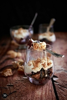 Mój sposób na wykorzystanie babeczek nie pierwszej świeżości - Deser z czerstwych muffinek z jagodami, bitą śmietaną i ciasteczkami amaretti 