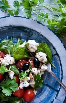 Surówka z kalafiora po indyjsku
Składniki na surówkę (na 2‒4 porcje):

- 3 szklanki surowych różyczek kalafiora (ok. 300 g)
- 150 g czarnych lub czerwonych winogron (1 duża garś...