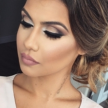 Portal Weselnapolska.
Makijaż ślubny, inspiracje i pomysły.