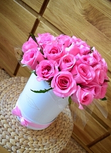 Bukieciarnia Szafir - kwiaty w pudełku.
Mobilna kwiaciarnia Warszawa i okolice. 
Różowe róże w pudełku.