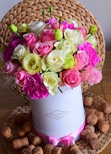 Bukieciarnia Szafir - kwiaty w pudełku.
Mobilna kwiaciarnia Warszawa i okolice. 
Czerwone róże w pudełku.