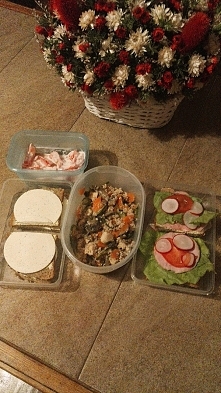 śniadanie - kanapki z serkiem smietankowym i pomidorami z jogurtem naturalnym,
obiad - kasza orkiszowa z gulaszem z piersi kurczaka, marchewką, pieczarkami i cukinią,
kolacja - ...