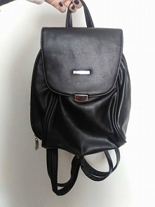 SPRZEDAM! Cześć i czołem:) mam do sprzedania taki oto plecaczek cena 35 zł, prezentuje się świetnie na żywo, jego jedyny mankament to drobne rozprucie przy suwaku ( w środku), a...