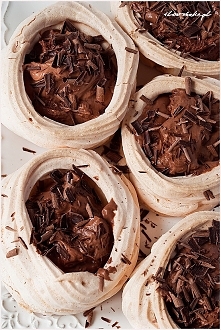 Mini Pavlova z musem czekoladowym