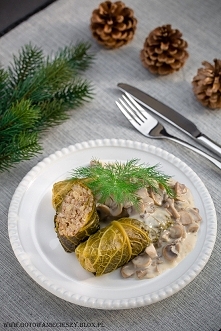 Gołąbki z rybą Składniki na 12 niewielkich gołąbków * 1 duża kapusta włoska Farsz: * 200 g białej kaczy gryczanej lub kaszy jęczmiennej * 1 kg filetu z białej ryby (użyłam dorsz...