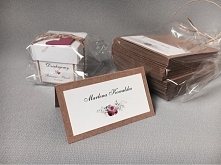 fuksjowa dekoracja w rustykalnym stylu