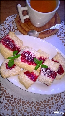 Kokosowe ciasteczka z konfiturą malinową